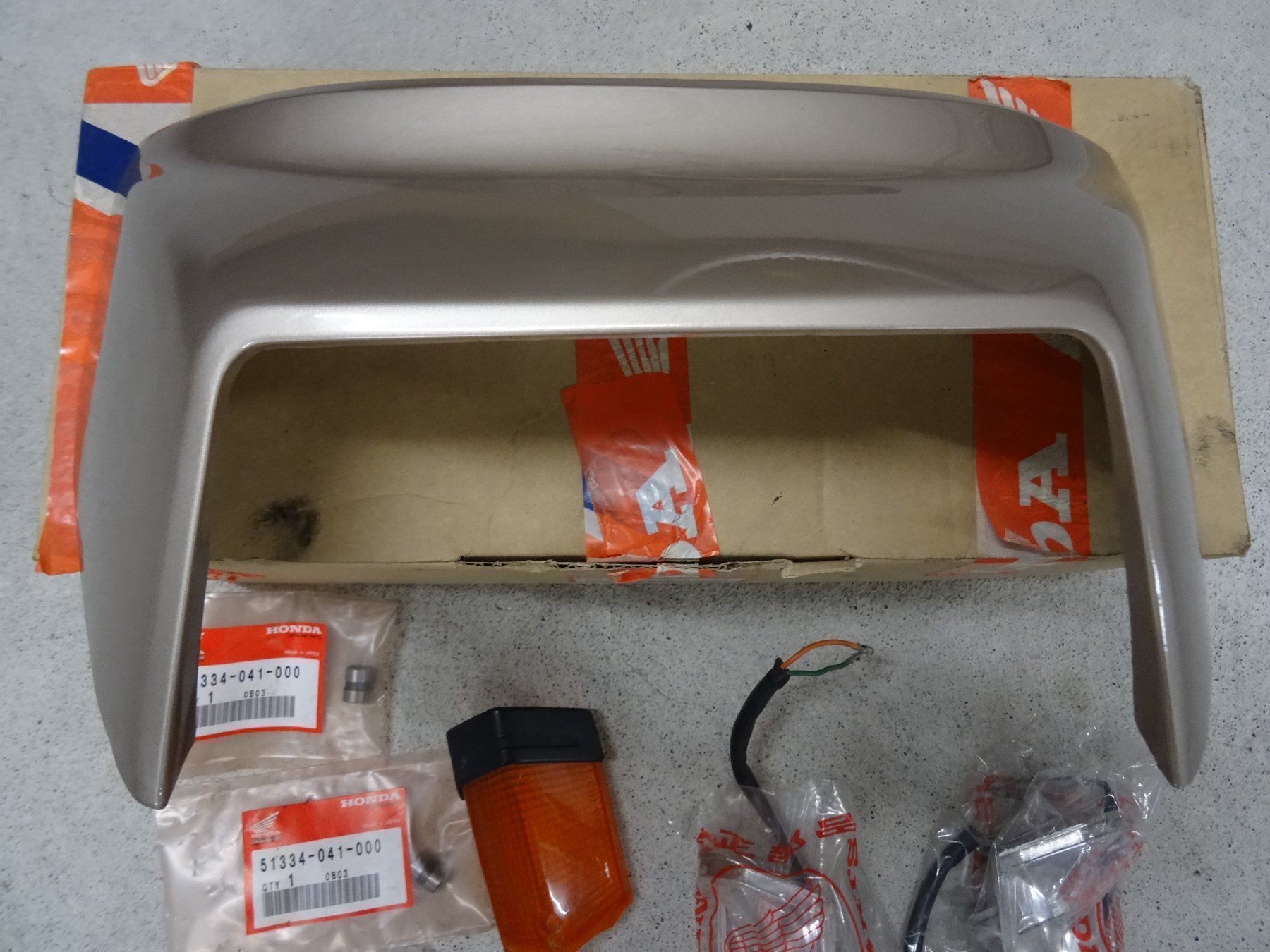 Honda Scooter: HONDA  250 SPACY  OLDTIMER 1987 / Scheinwerfer Umrandung – Nuovo e nell'imballaggio originale da Niederbipp venduto da mission55impossibile 2