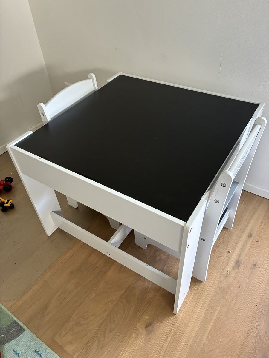 Set di tavolo e panche: Kindertisch mit 2 Stühle und Stauraum – Usato da Saland venduto da Francyherrera