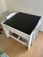 Kindertisch mit 2 Stühle und Stauraum