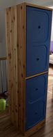Gut erhaltener Kinderschrank aus Holz mit blauen Türen!