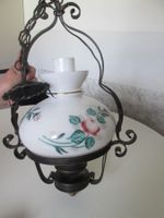 Schmiedeeisenlampe mit handbemaltem Glas
