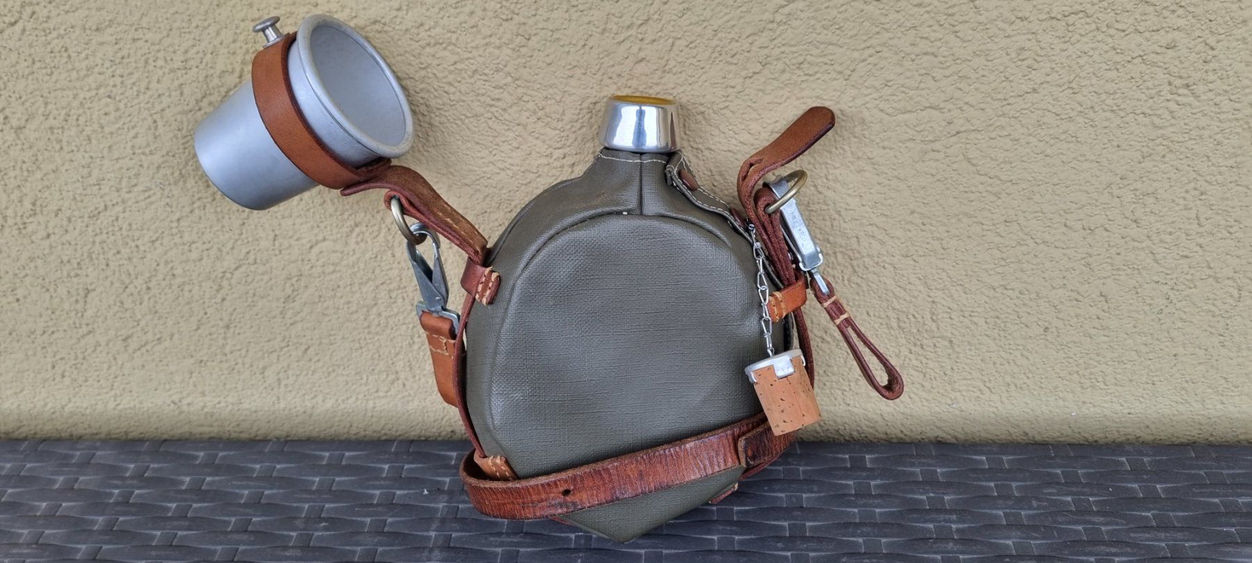 Schweizer Armee Ausrüstung & Ersatzteile: Militär Feldflasche mit Becher, Leder, Armee – Gebraucht aus Kloten von Waltiboy 3