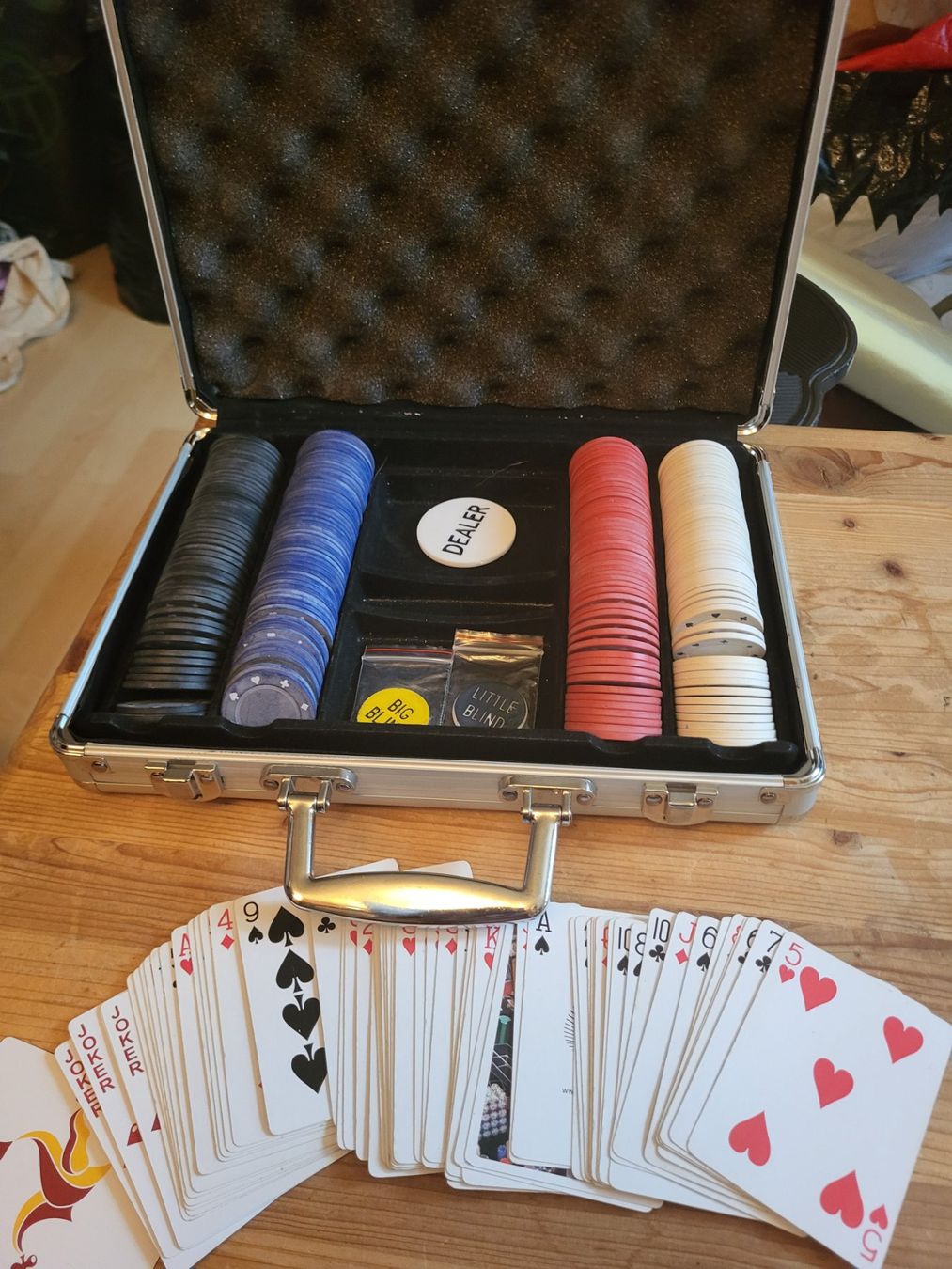 Giochi: Cooles Pokerspiel in Alukoffer – Usato da Guggisberg venduto da Aegertenlehn