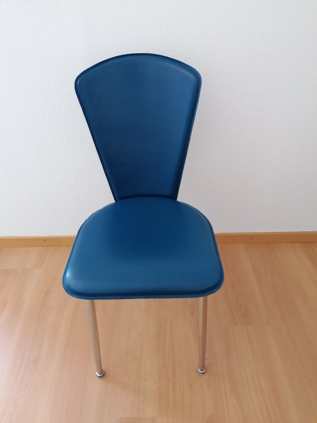 Stühle: 4 schöne, blaue Stühle zu verschenken – Gebraucht aus Baden von Abgabe