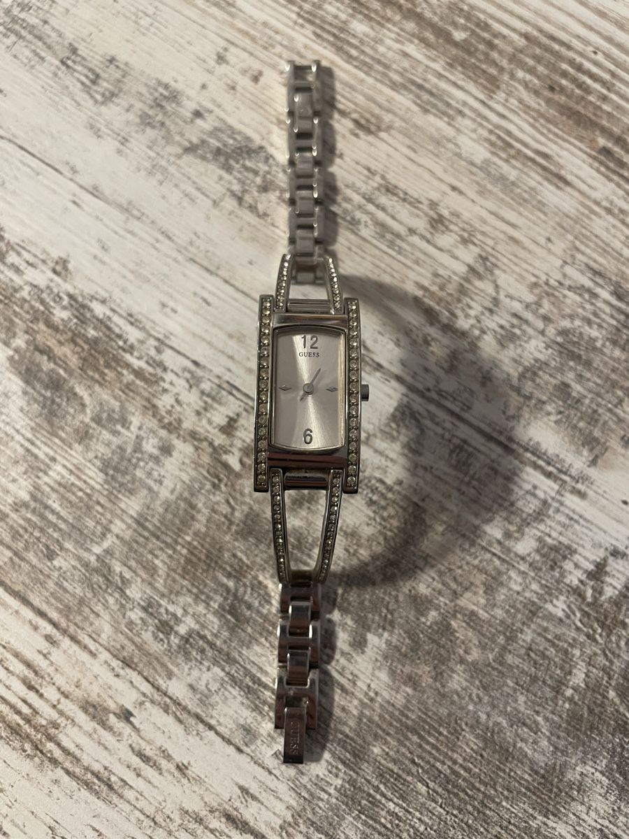 Guess Orologi:  Guess Damenuhr silberfarben mit Steinen – Usato da Röschenz venduto da Kikis-Brocki