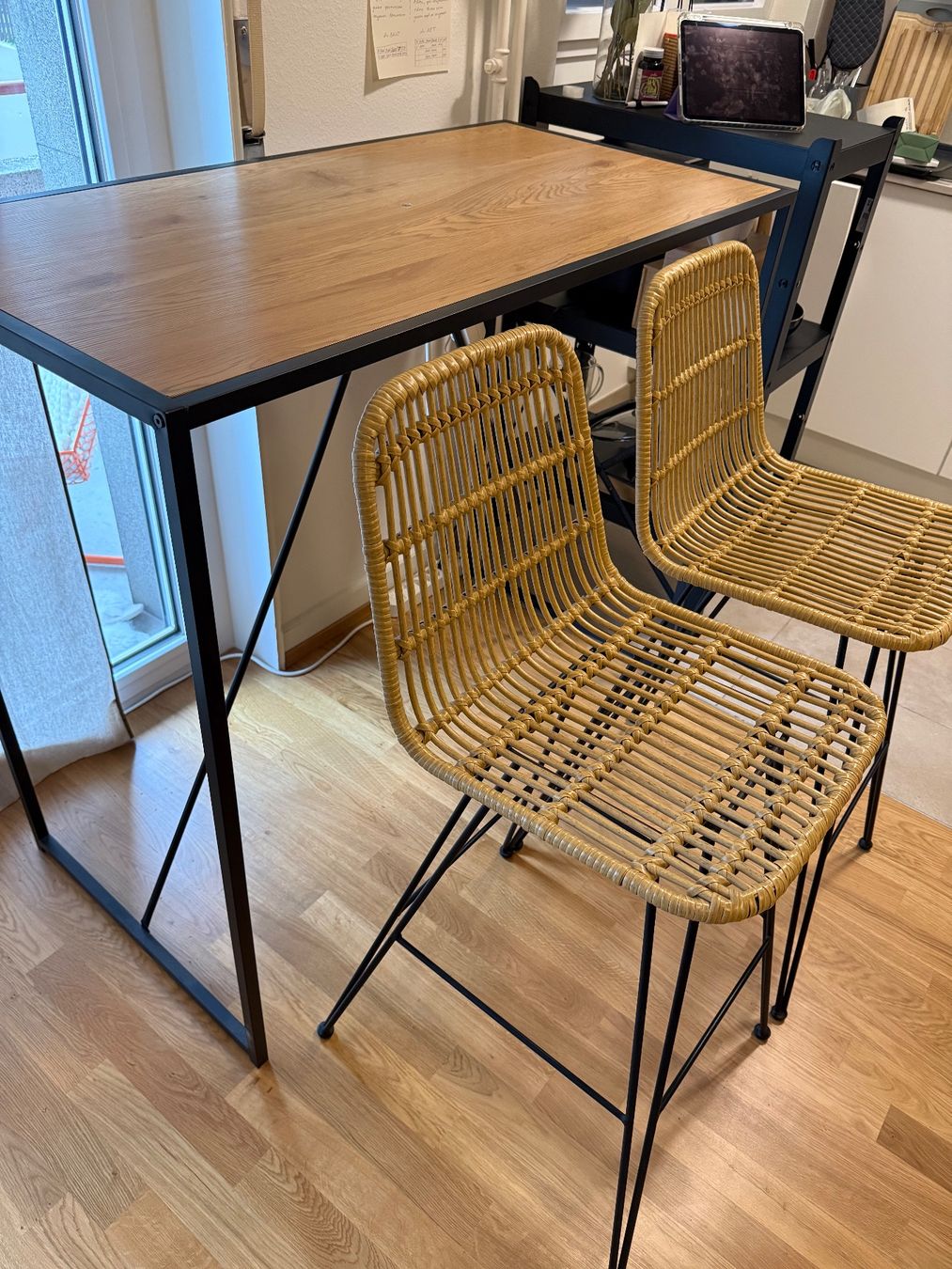 Ensemble table et chaises: Table + 2 chaises à vendre – D'occasion à Lausanne par cat_l9t5 1