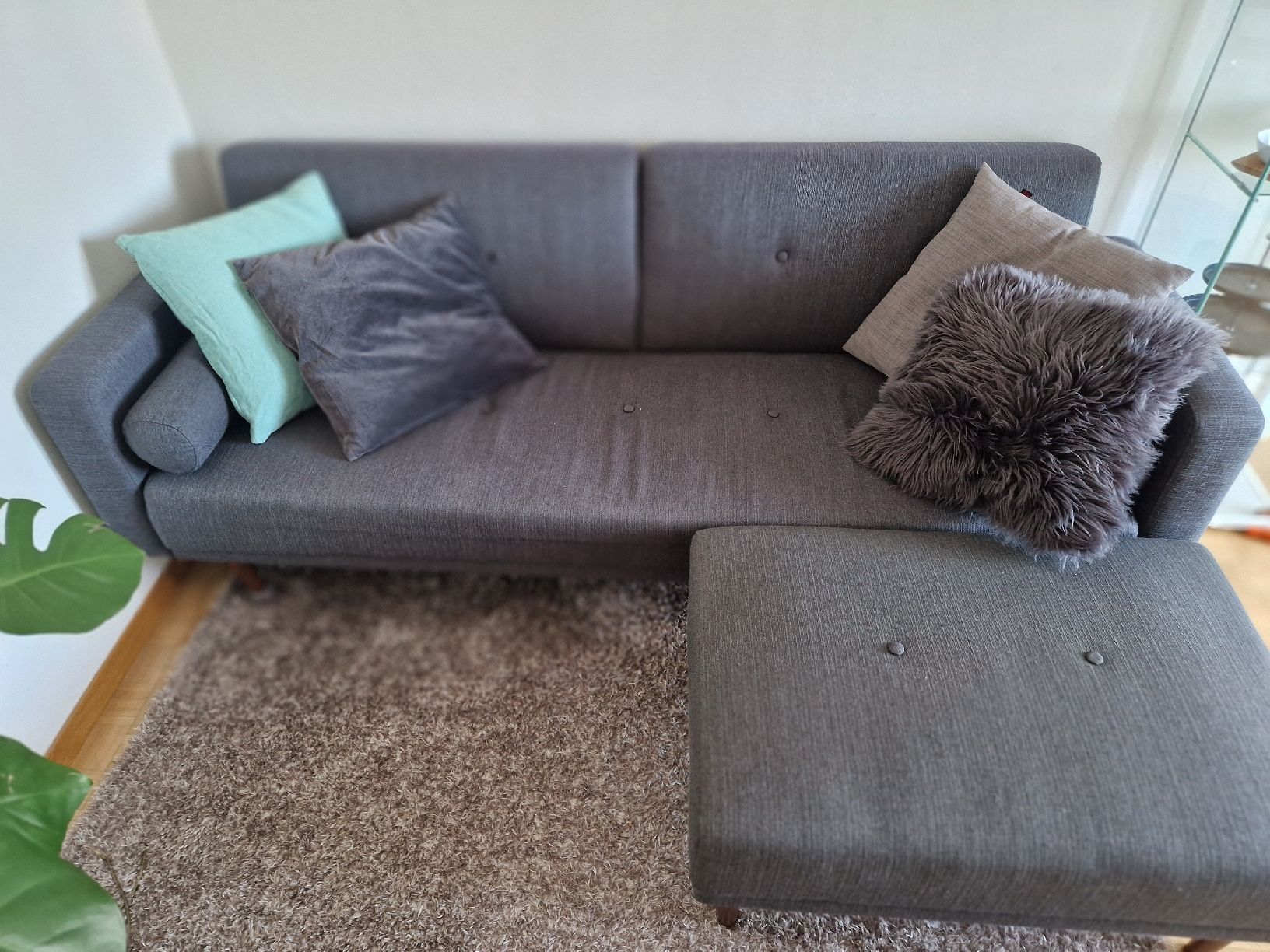 Divani: Sofa mit Hocker dunkelgrauer Stoff – Usato da Bäretswil venduto da alc_5c6l 1