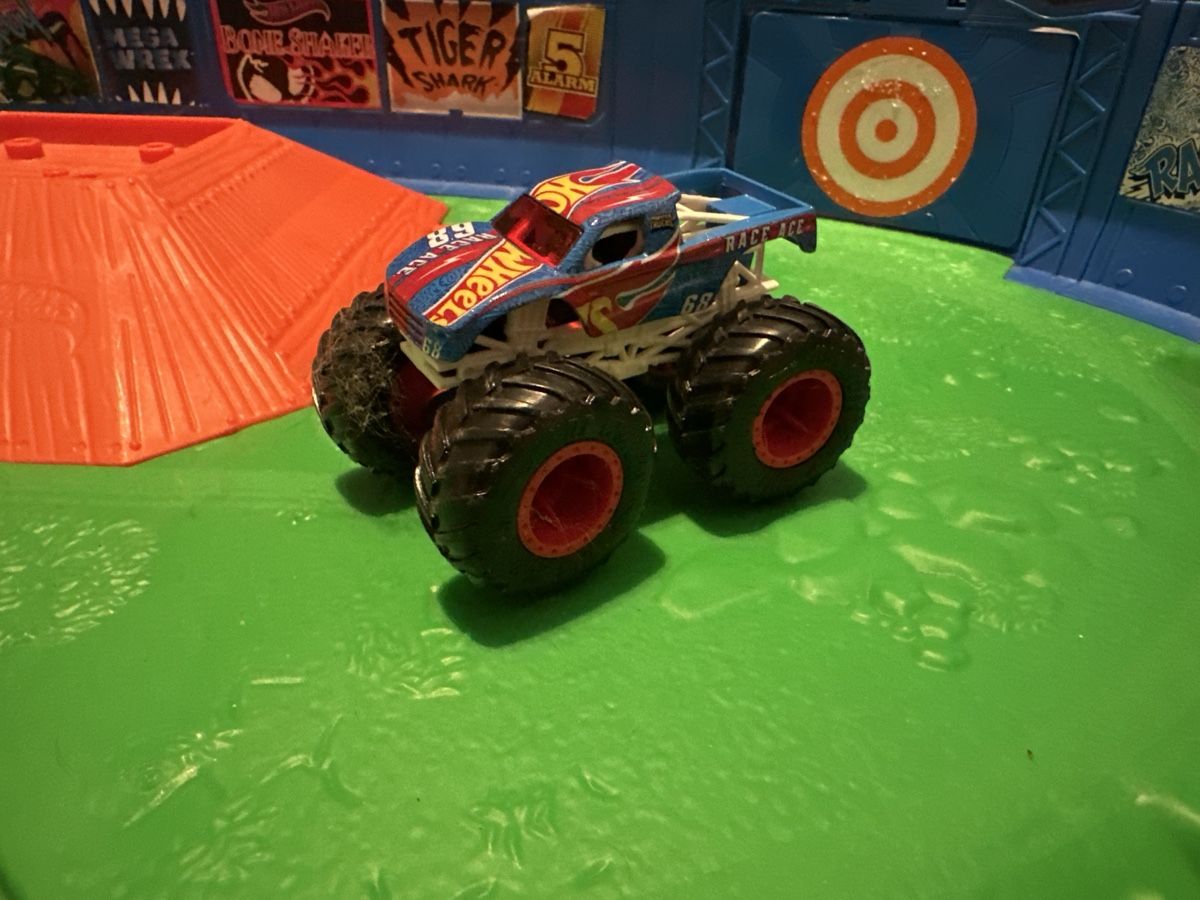Hot Wheels Giocattoli: Hot Wheels Monster Trucks Bahn T-Rex Vulkan Arena – Usato da Schwerzenbach venduto da Marsupi 1
