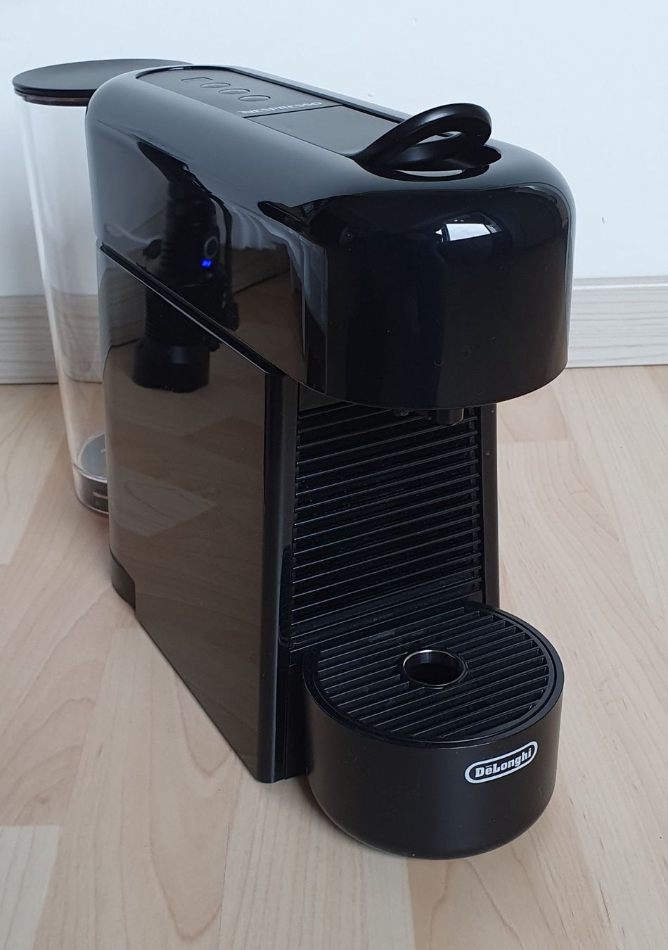 De'Longhi Macchine per caffè & Macchine per espresso: DeLonghi Nespresso Essenza Plus mit Bluetooth Funktion – Usato da Ernetschwil venduto da Cob1998 2