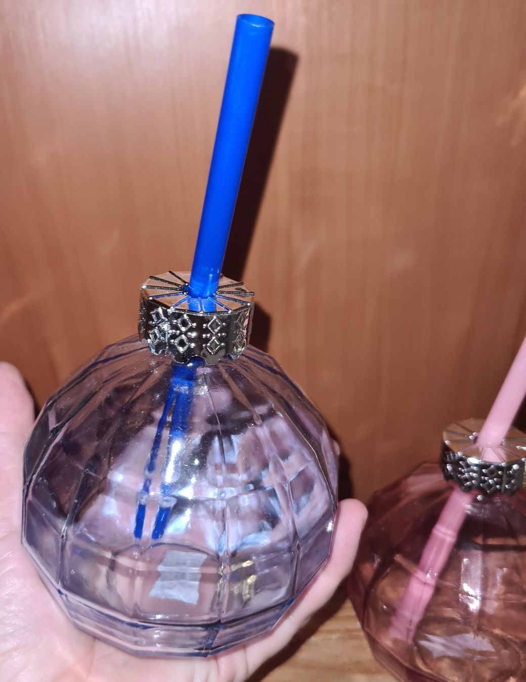 Bicchieri: 4 bunte Trinkgläser mit Röhrli in Weihnachtskugel-Form. – Nuovo e nell'imballaggio originale da Winterthur venduto da bibummi 4