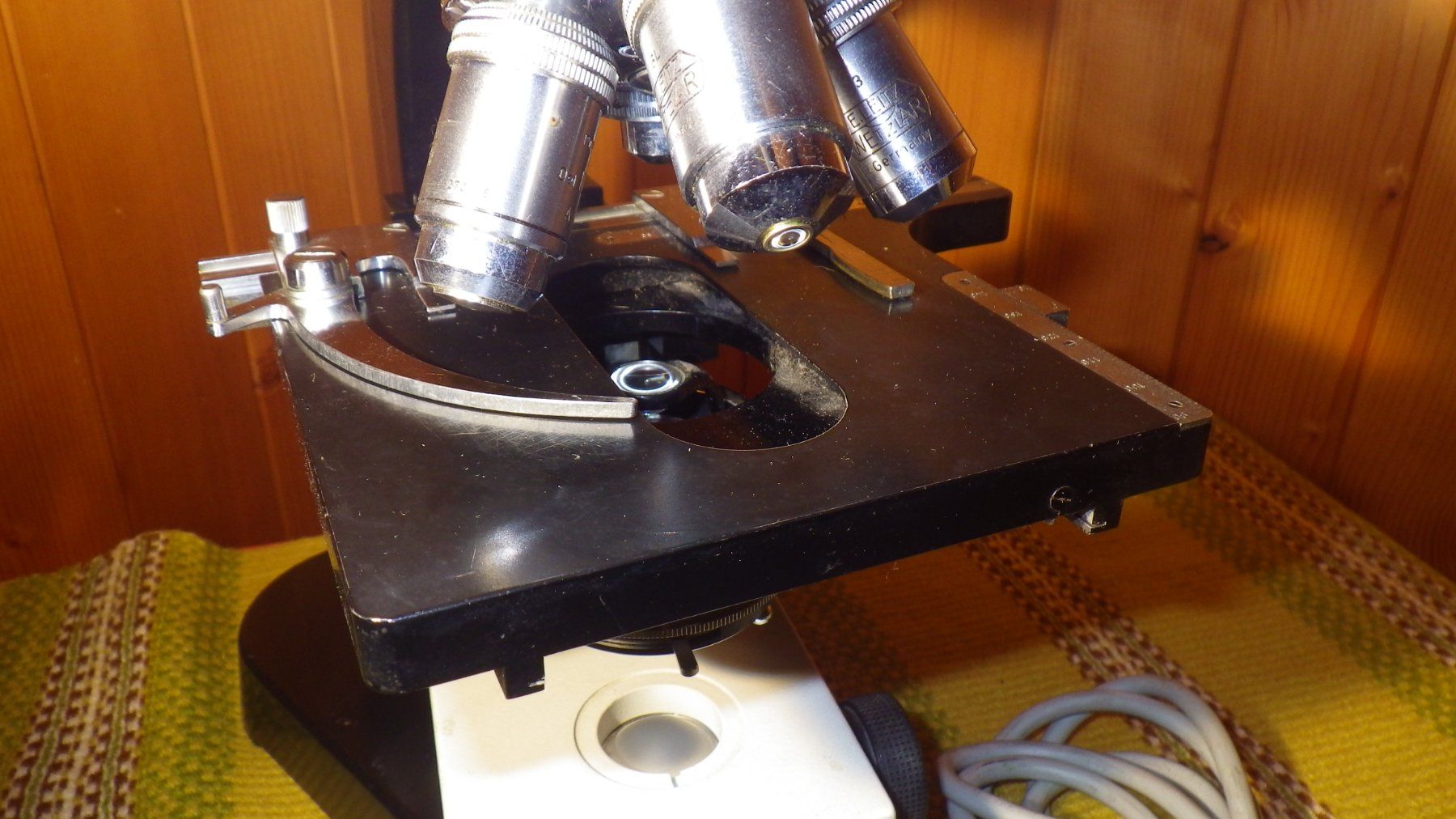 Leitz Microscopes: Microscope Leitz ?x 10x 45x 100x avec lampe variable – D'occasion à Corbeyrier par SkinGraft 2