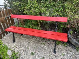 Gartenbank rot mit Gusseisen Beinen guter Zustand