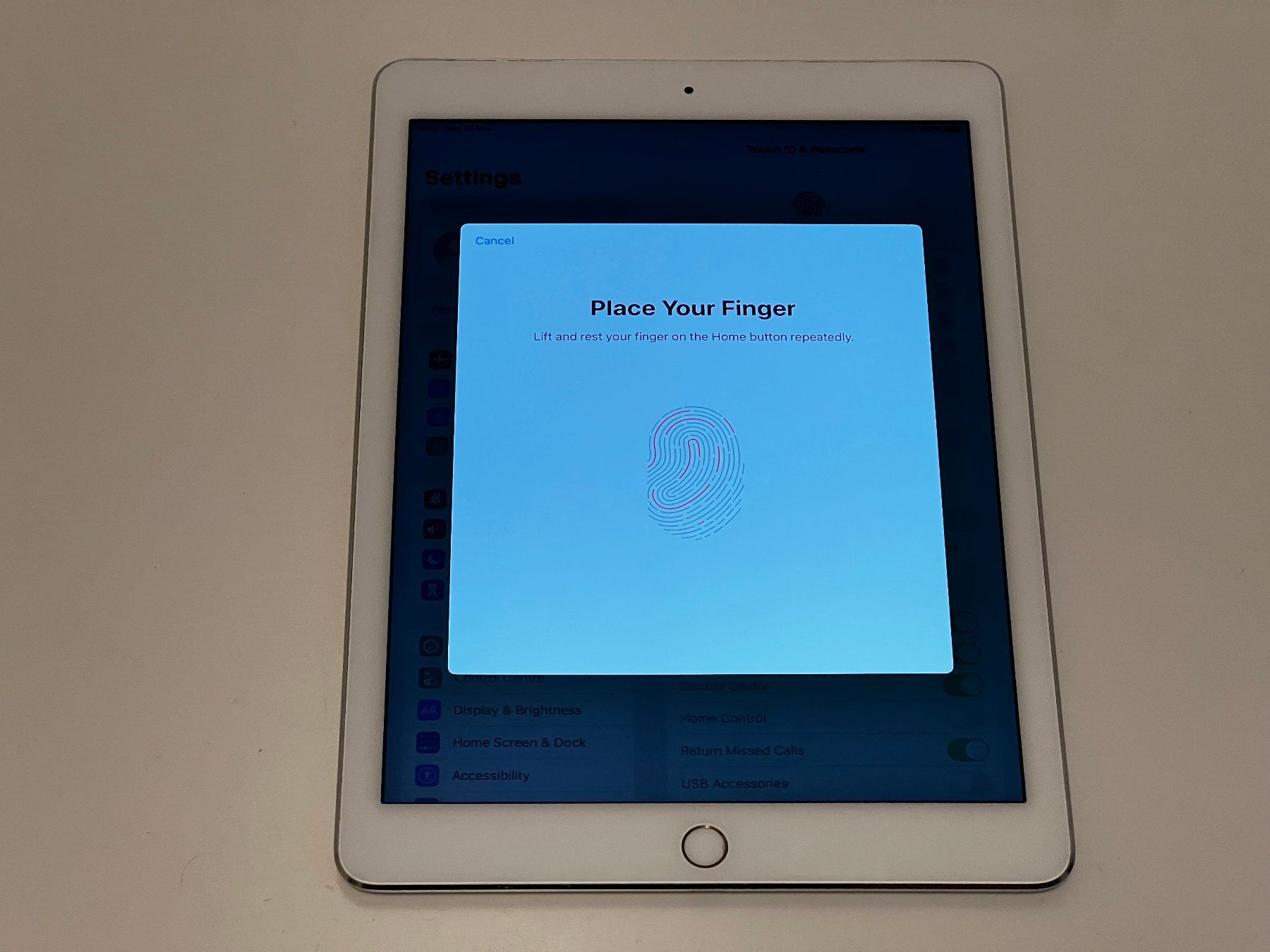 Apple Tablet PC: iPad Air 2 Wi-Fi + Cellular 64gb – Usato da Delemont venduto da Nova-Goods 2