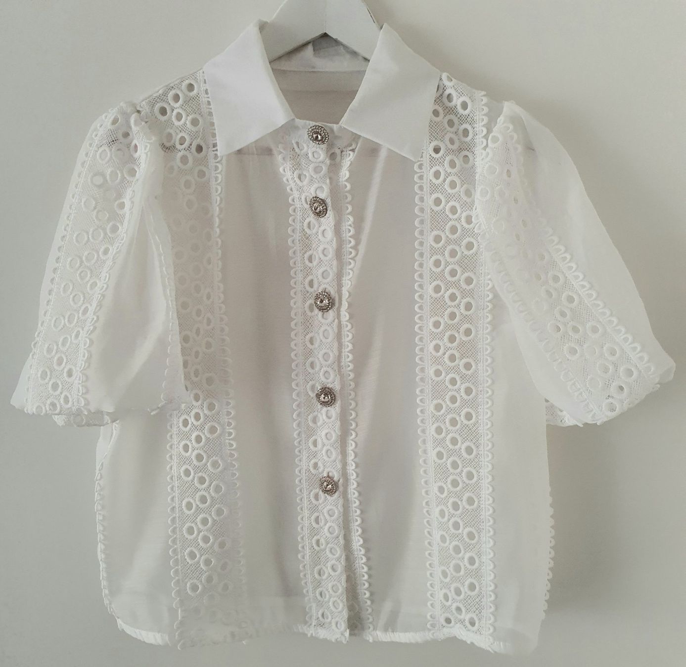 Blusen: Weisse Spitzenbluse mit Puffärmeln – Neu (gemäss Beschreibung) aus Weiach von sim_8s27