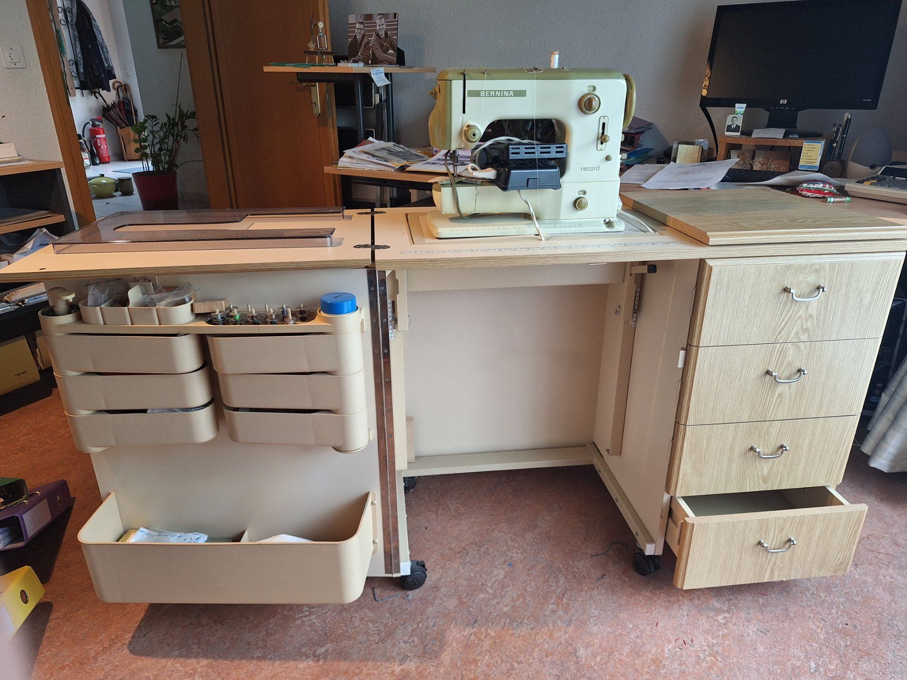 Bernina Nähmaschinen: Bernina Nähmaschine inkl. Nähtisch – Gebraucht aus Bilten von Mbl94