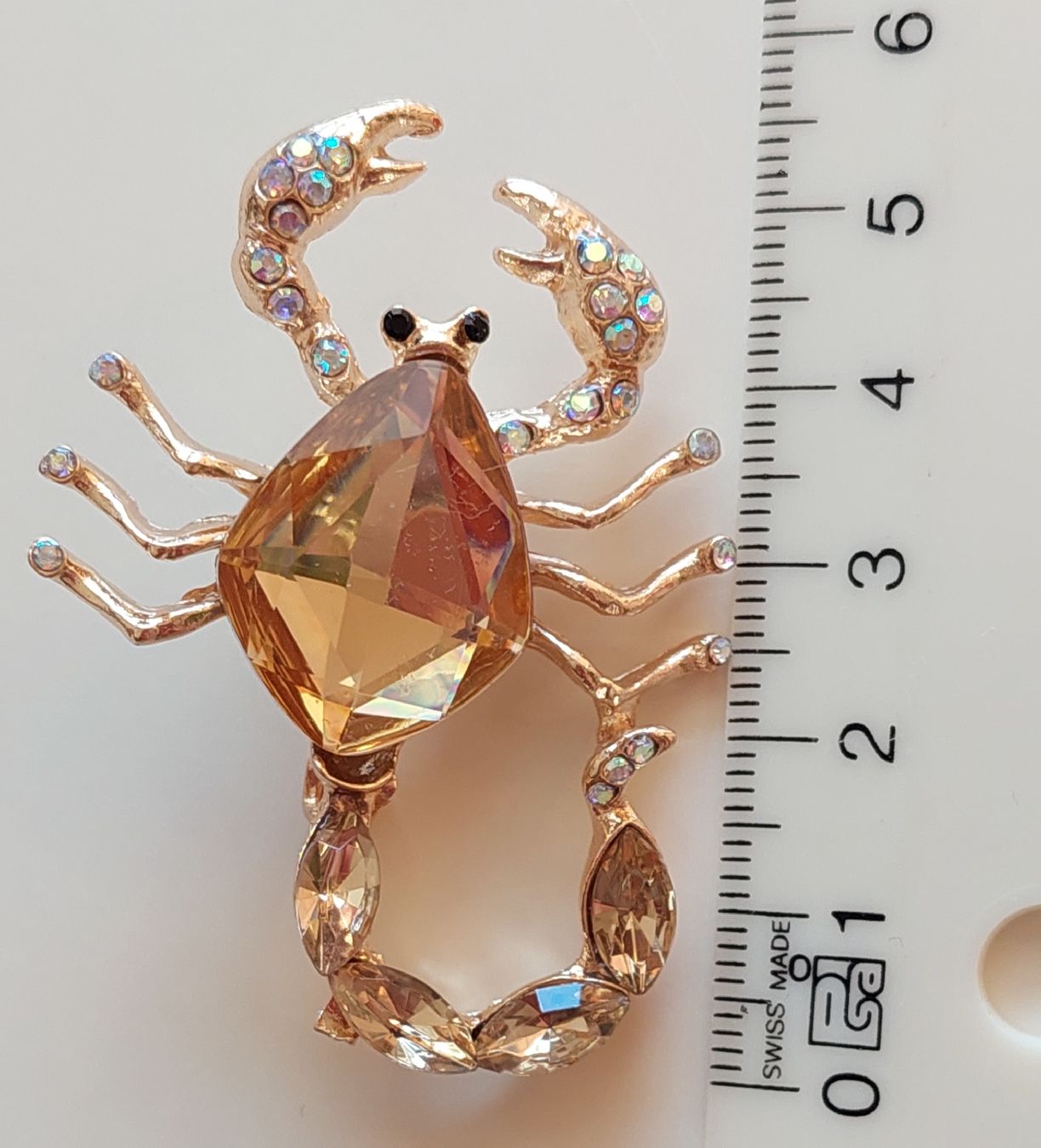 Spille & Fermagli: Goldfarbene Skorpion Brosche mit Schmucksteinen – Nuovo (secondo la descrizione) da Oberwil BL venduto da Hunajakakku 8