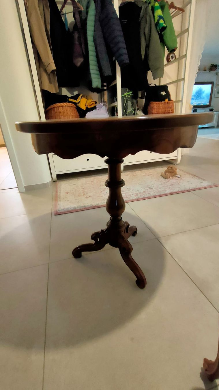 Tavoli: Tisch - Durchmesser 66cm - Dicke 2.8cm  67cm hoch – Usato da Mattwil venduto da FamilieG.