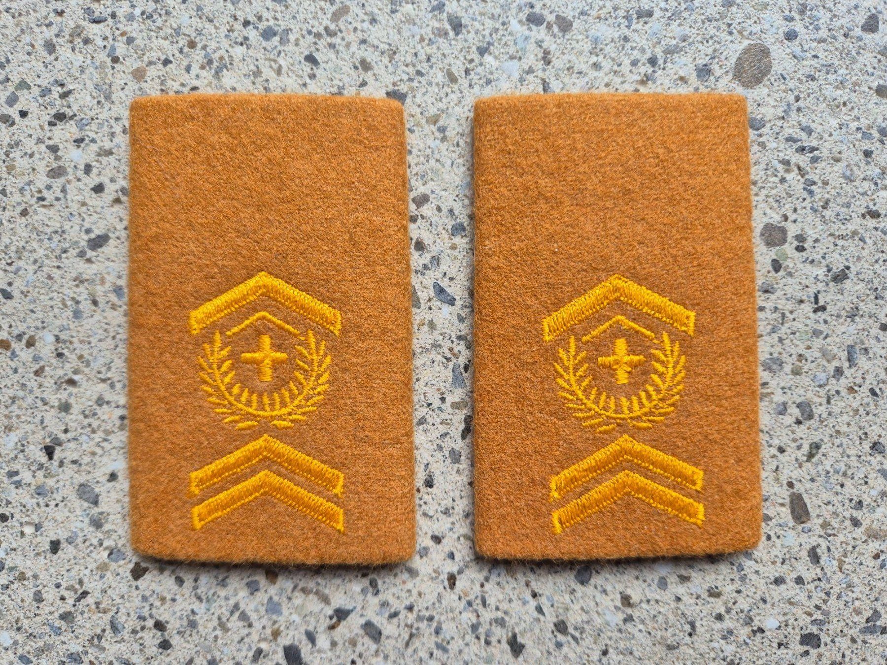 Schweizer Armee Placchette & Badge: Gradabzeichen Patten Set Adjutant Militärpolizei – Nuovo e nell'imballaggio originale da Riedholz venduto da fr_sIruP
