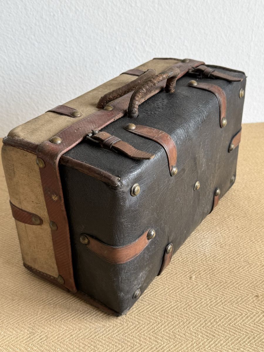 Valigie: Antiker kleiner Koffer Leder / Tuch – Usato da Konolfingen venduto da petzipetz 2