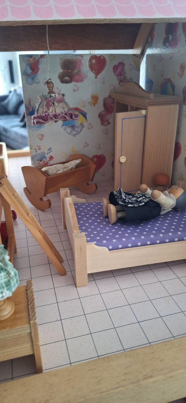 Case e mobili per bambole: Altes Puppenhaus – Usato da Möhlin venduto da Koala014 5