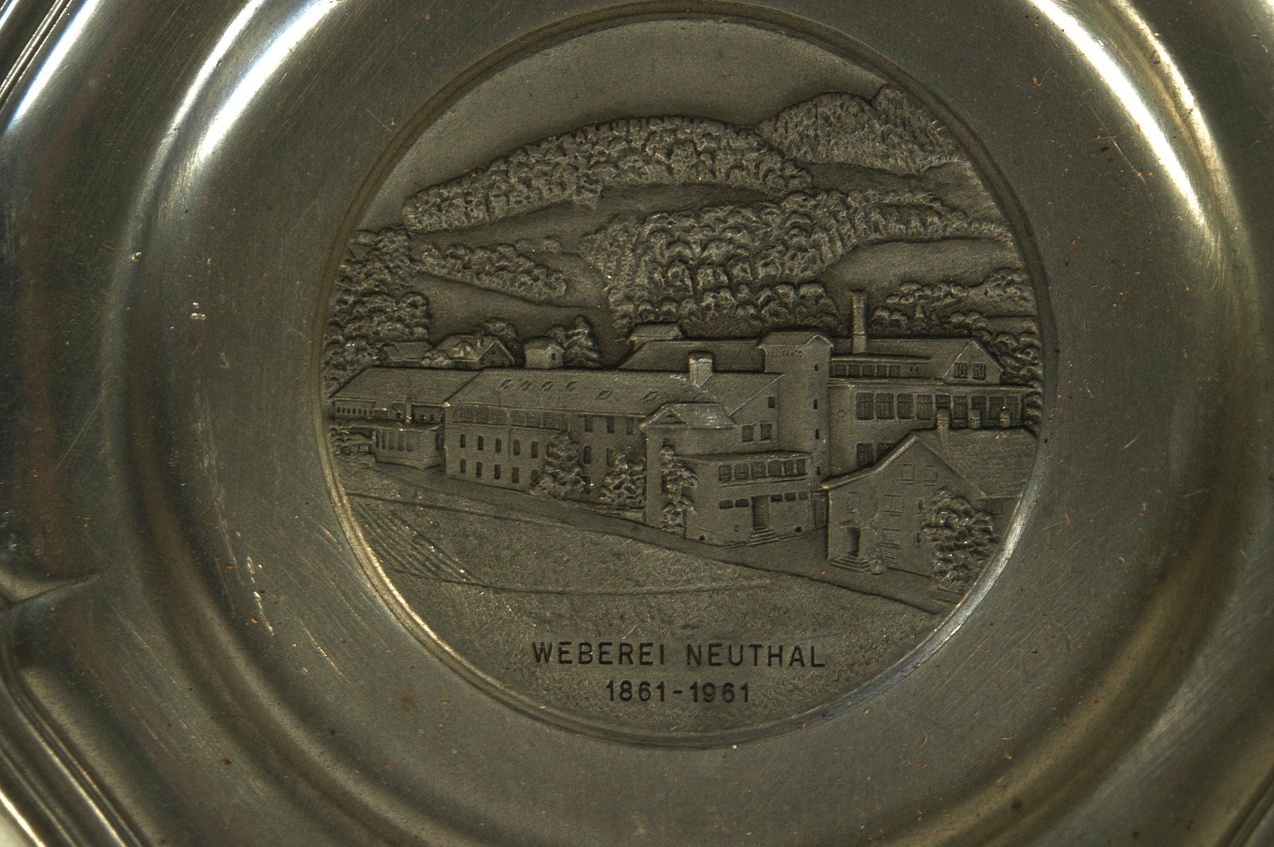 Teller: Weberei Neuthal 1961 Metallteller – Gebraucht aus Herisau von Wisen 1