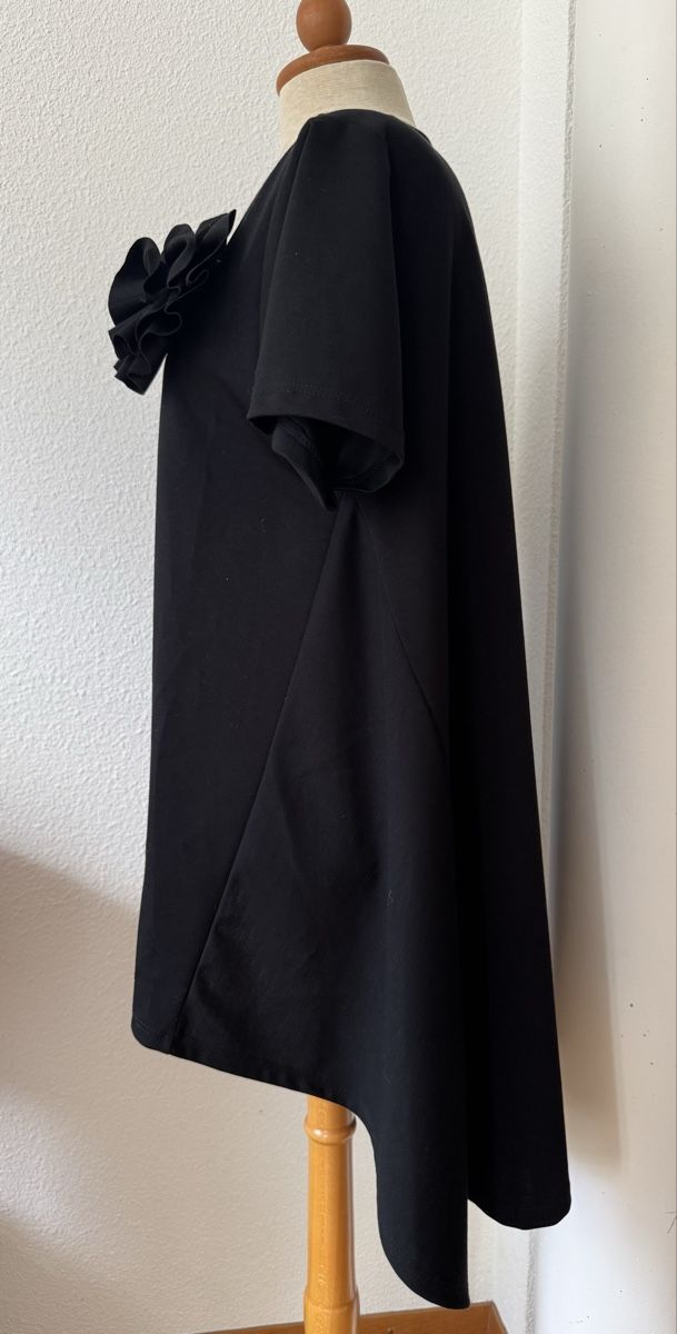 Tuniche: Tunique noire avec fleur décorative, taille unique – Usato da Morges venduto da sandy069 2