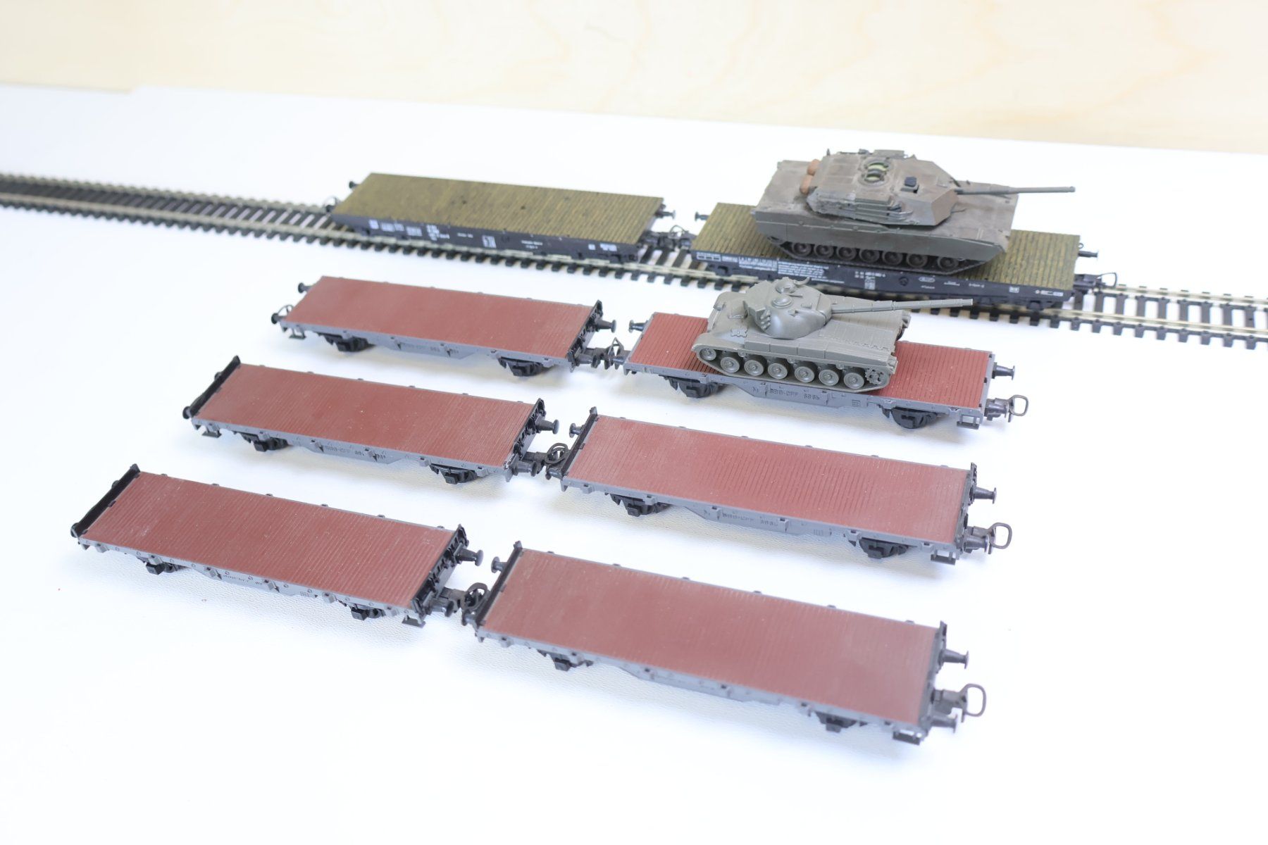 Kleinbahn Modellini di ferrovie: Kleinbahn & Co SBB 8 x Panzerwagen Set H0 - mit Panzer – Usato da Winterthur venduto da Monstera 2