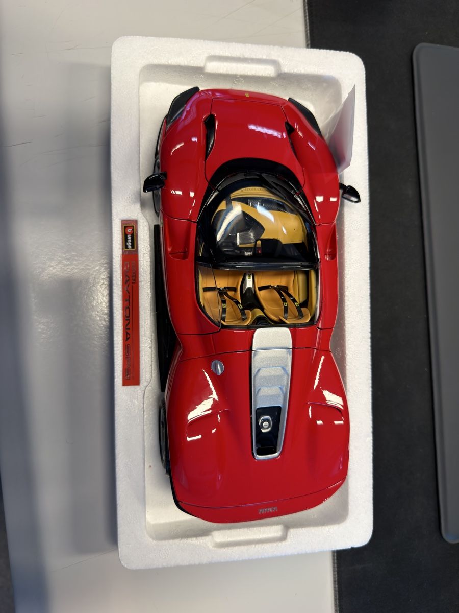 Bburago Modellautos: Ferrari Daytona SP3 1:18 Bburago – Neu und originalverpackt aus Martigny von uth_2t2d 2