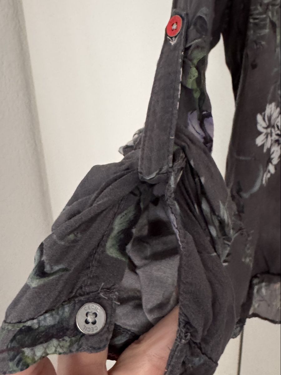 Blusen: Bluse grau mit Blumen Gr. 40 – Gebraucht aus Bern von Arecibo07 2