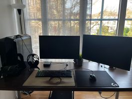 Gaming Setup mit PC, Maus, Bildschirm + Headset