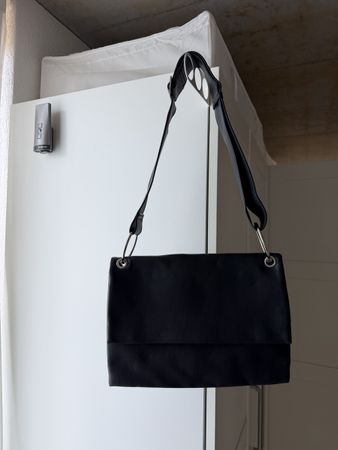 Schwarze Schultertasche mit breitem Riemen