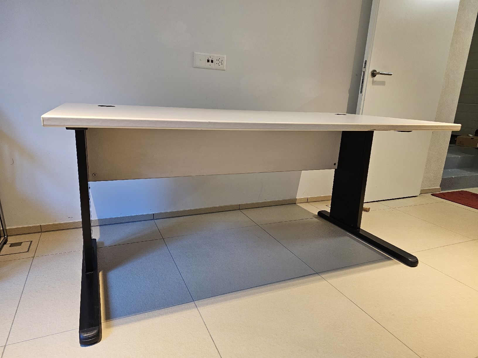 Scrivanie: Stabiler Büro Schreibtisch mit Rollcontainer – Usato da Zürich venduto da liu_cg2t 4