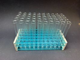 Reagenzglasgestell mit 50 Löchern 17 mm incl. 100 RG-Gläser