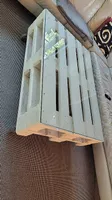 Paletten-Couchtisch mit Glasplatte auf Rollen
