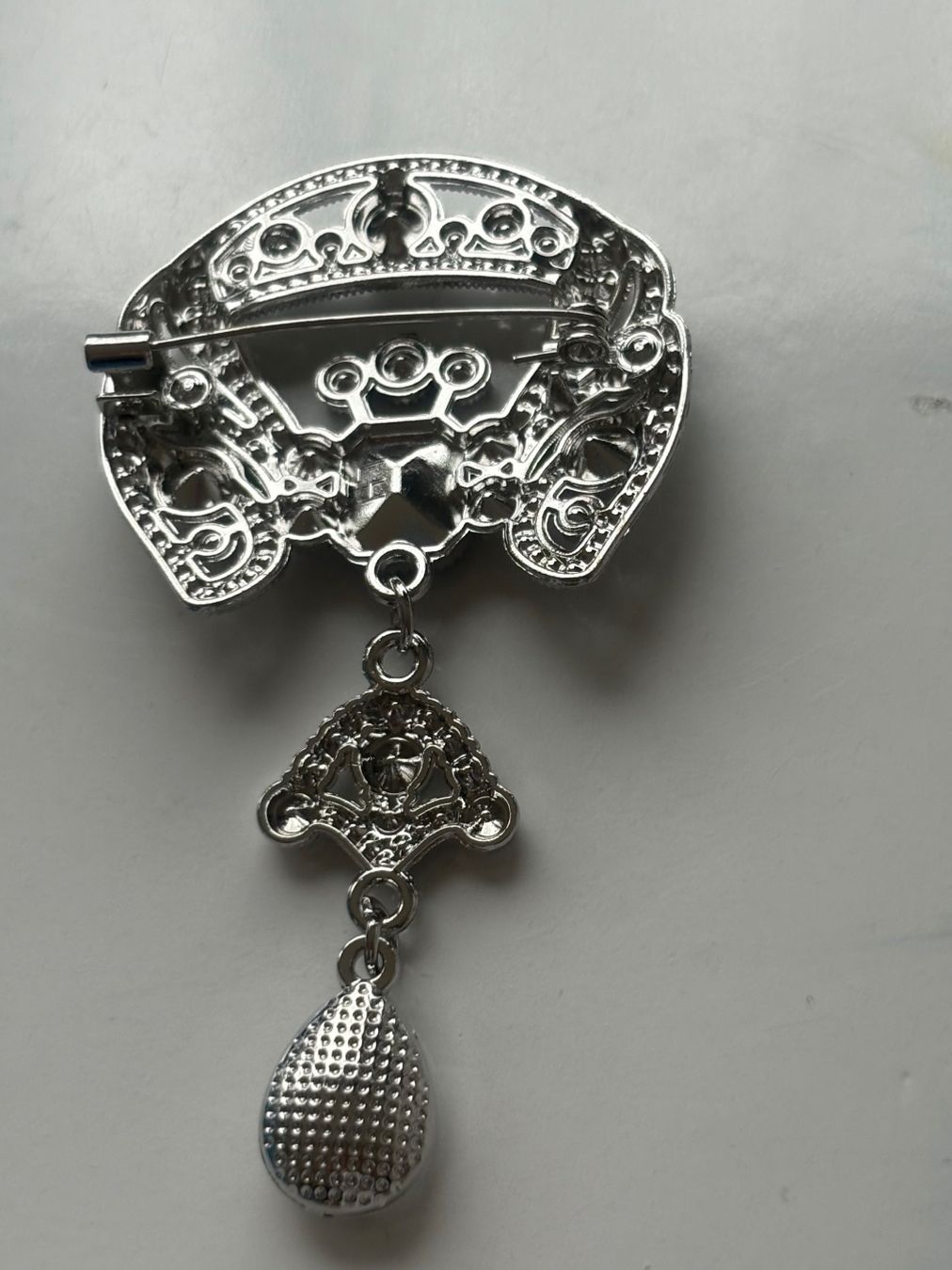 Broches & Aiguilles: Luxus Elegante  Brosche mit Kunstperlen Farbe: Silber – Neuf (Voir description) à Biel-Bienne par Roserosse13 4