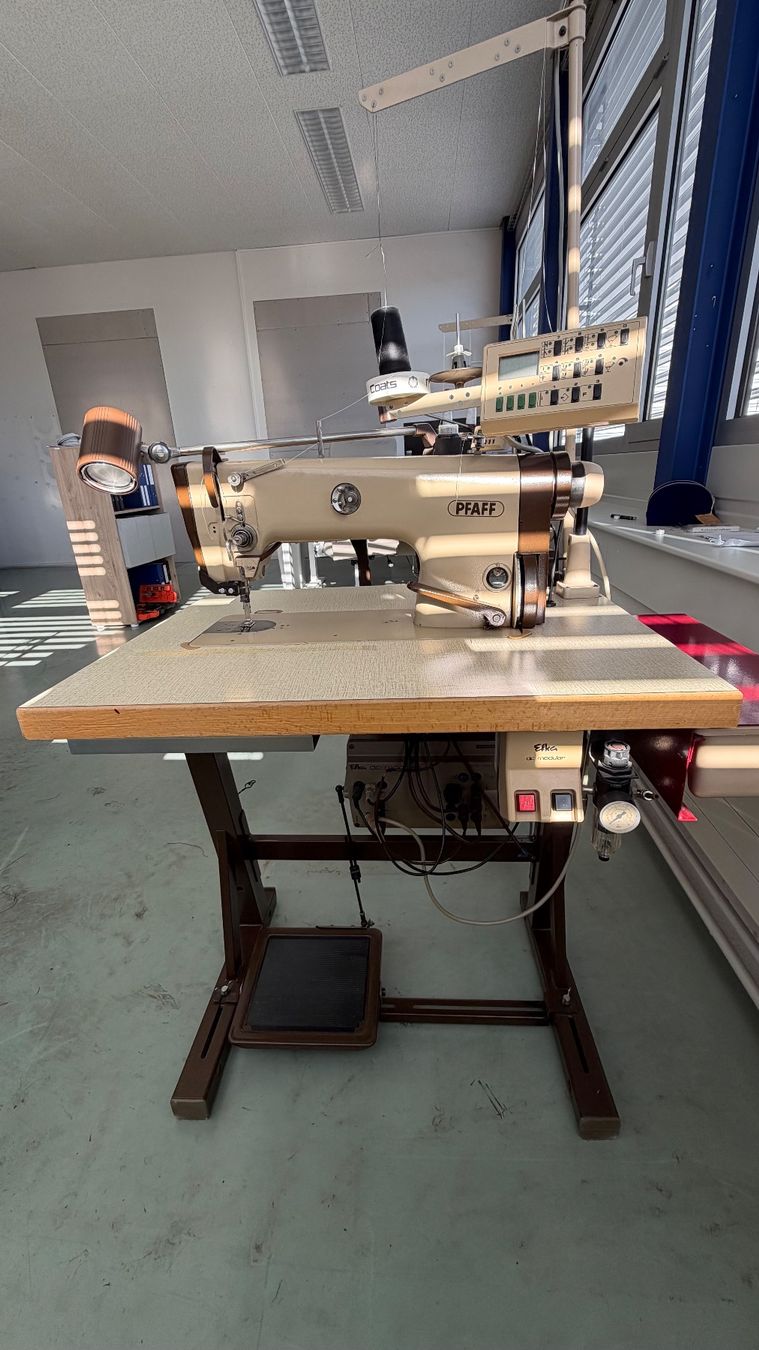 Pfaff Macchine da cucire: Pfaff Industrial Sewing Machine for thick fabrics – Usato da Fraubrunnen venduto da Tabs100 1