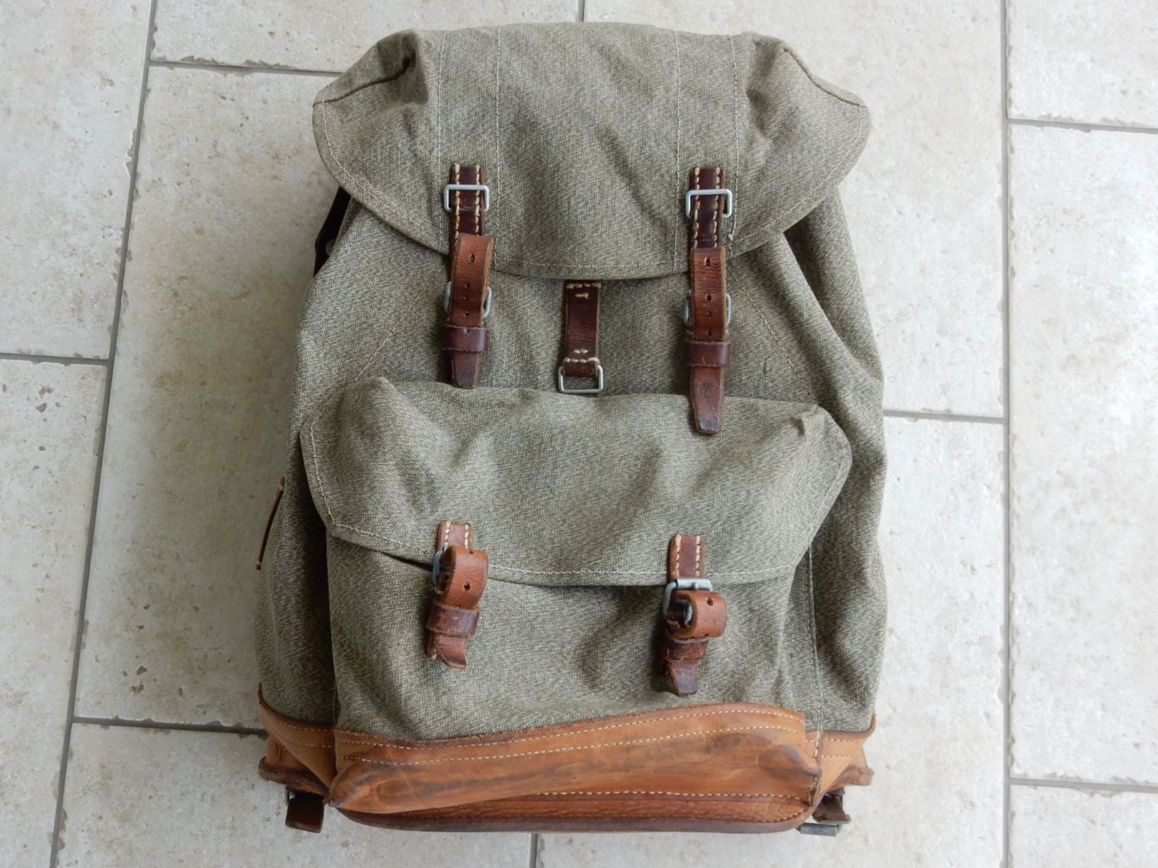 Schweizer Armee Zaini: Schweizer Militär Rucksack 1968 – Usato da Neuenegg venduto da wisteibe 1