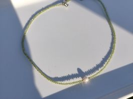 Feine Halskette mit Perle und Peridot Edelsteinen, neu.