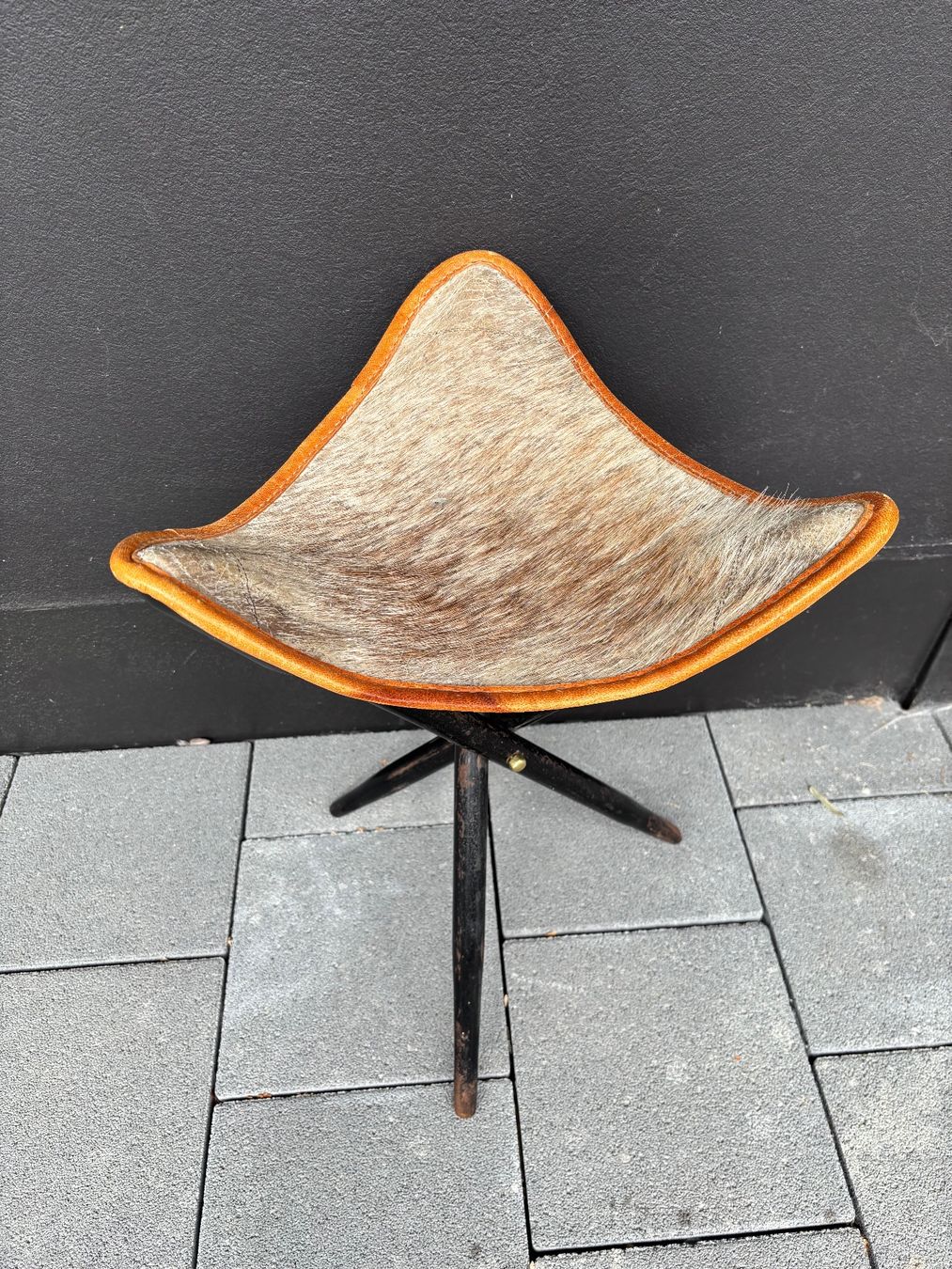 Hocker: 1950s mid century tripod leather stool – Gebraucht aus Steinhausen von ChromeVintage 2