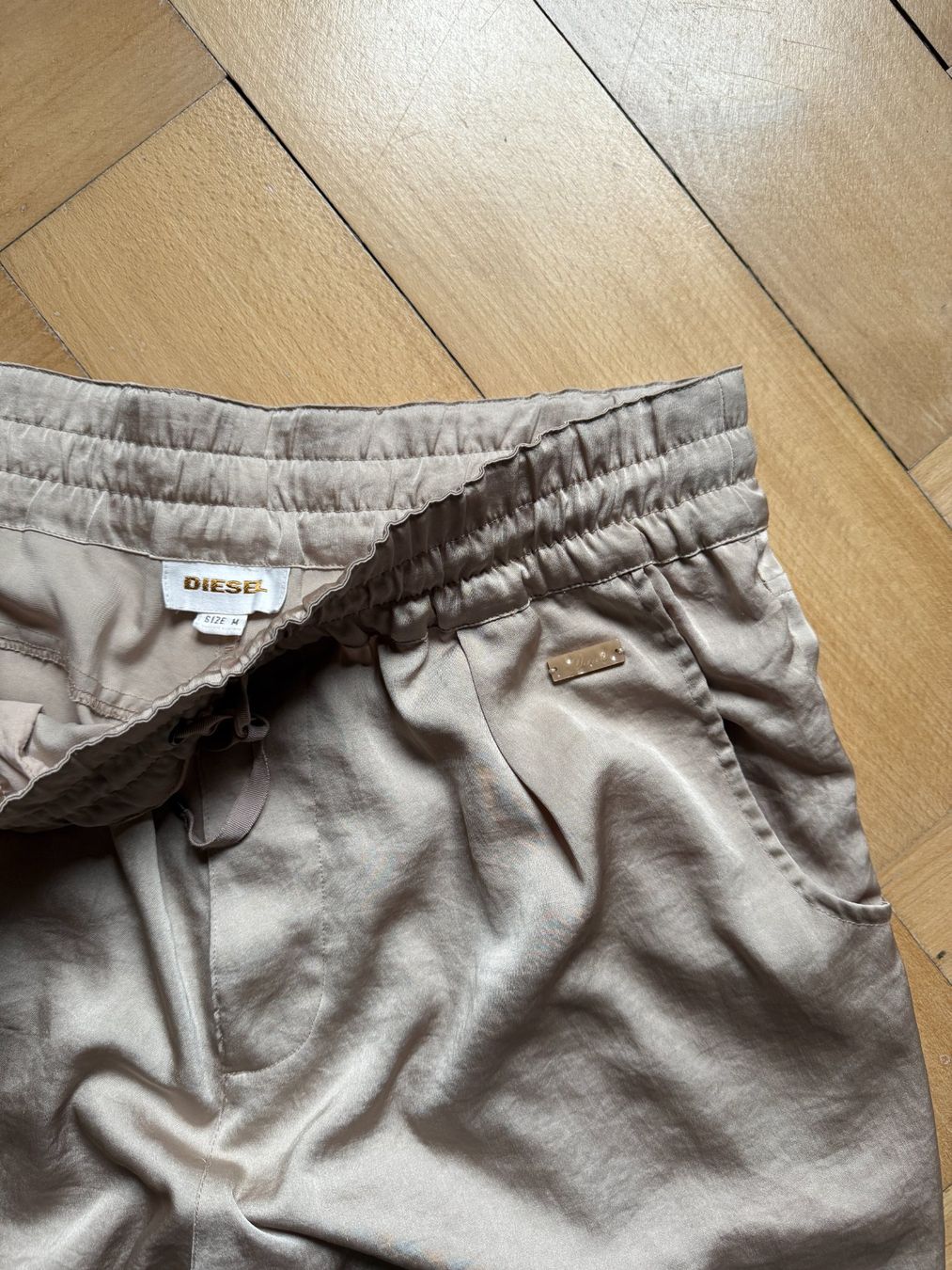 Diesel Pantaloni: DIESEL - Satin hose beige M – Usato da Zürich venduto da Diazaio 1