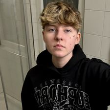 Profile image of em_1li0x