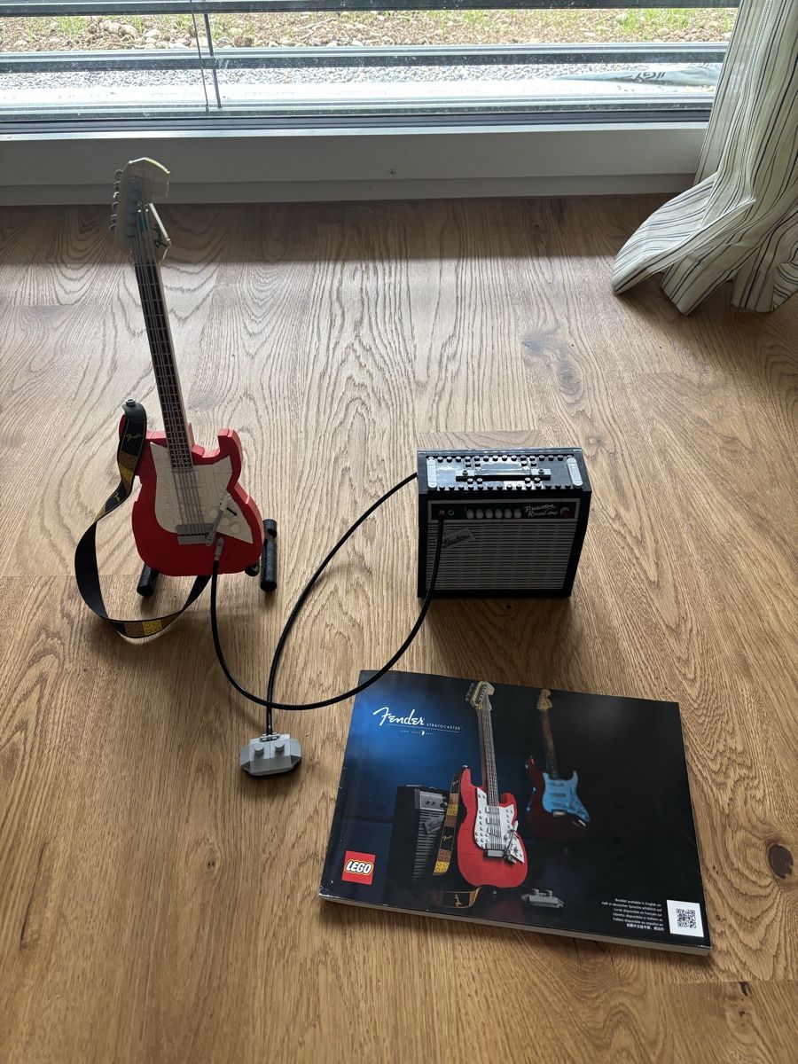 Lego Kit di costruzioni: Lego Ideas Fender Stratocaster 21329 Completed – Usato da Kloten venduto da ssl_jp9q