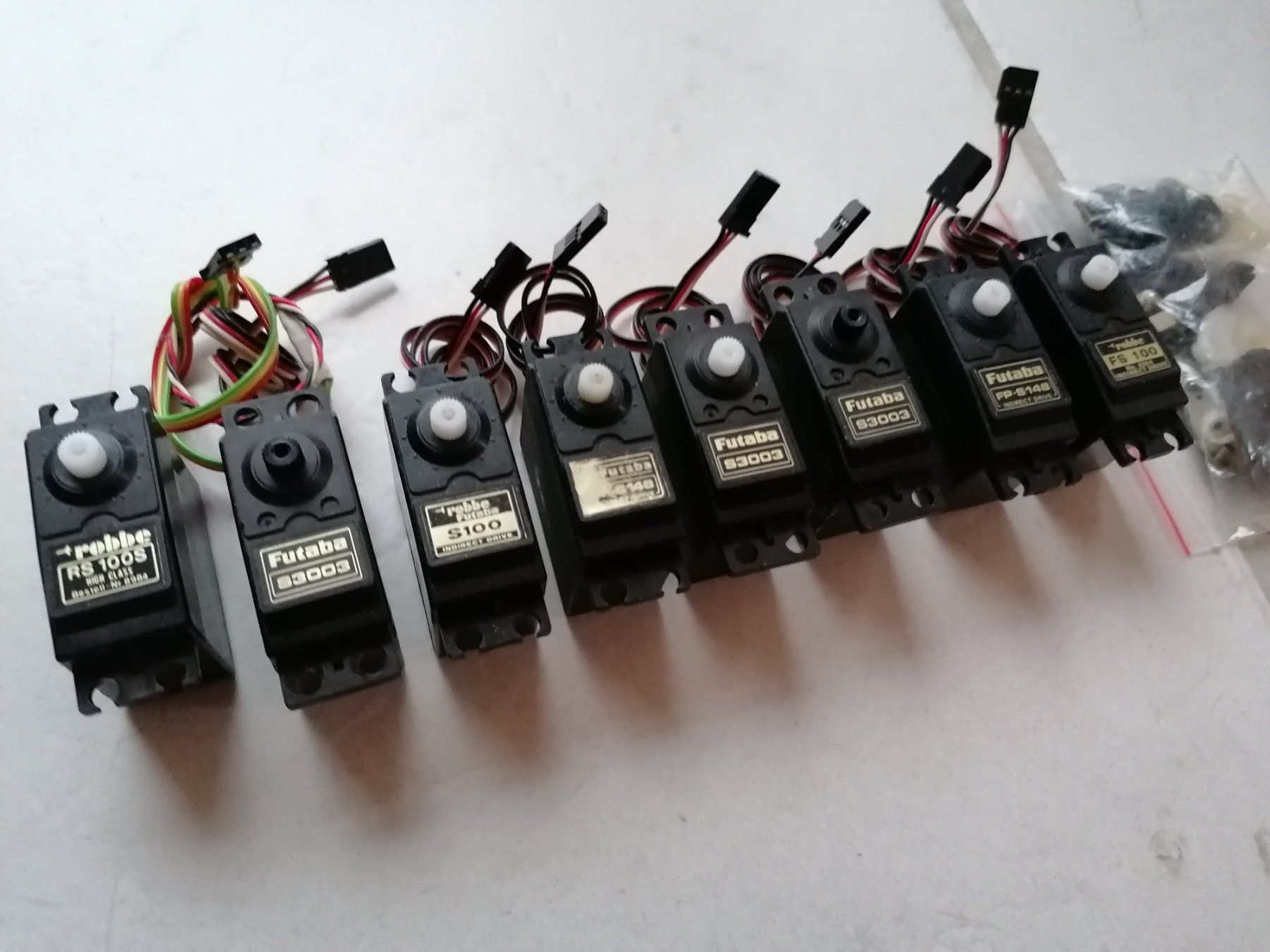 RC Modellbau: 8x Servo robbe Futaba – Gebraucht aus Chabrey von  1