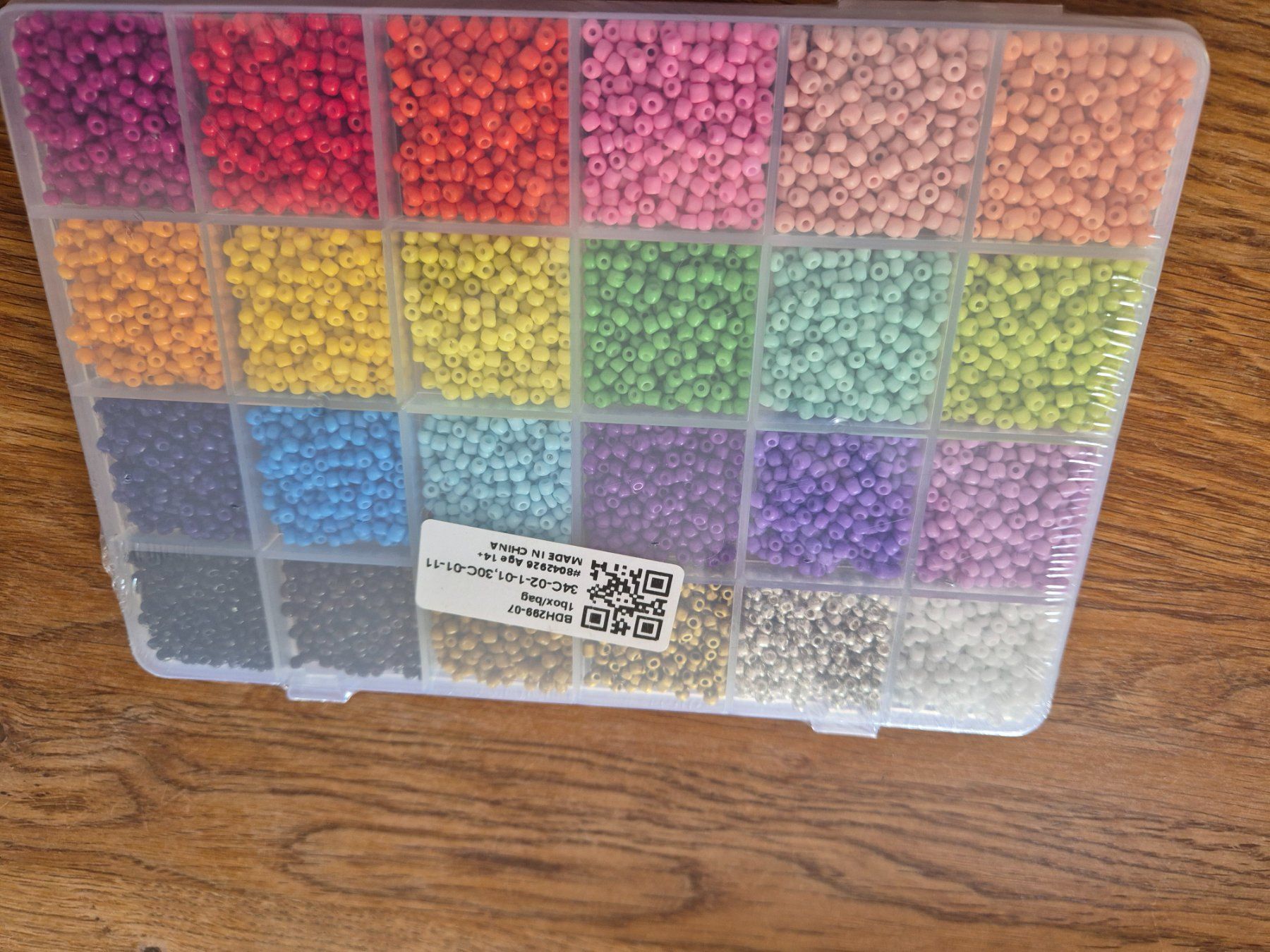 Perle (finte): Rocailles Perlen, 24 versch. Farben – Nuovo e nell'imballaggio originale da Läufelfingen venduto da Netti04 3