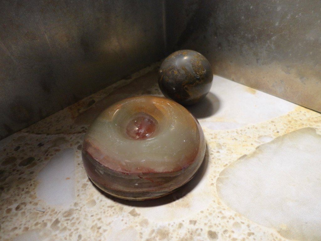 Minerali & Pietre curative: Jaspis Kugel mit Onyx Ständer – Nuovo (secondo la descrizione) da Biberist venduto da Steine 3