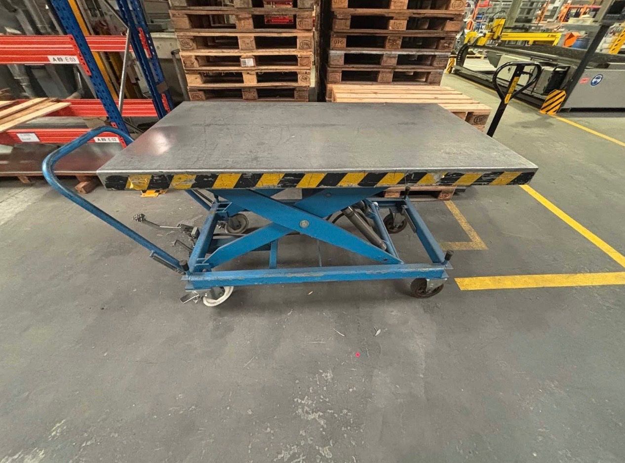Piattaforme elevatrici & Crick: Mobiler Marken Scherenhubtisch Hydraulisch – Usato da Egg b. Zürich venduto da SwissTradingAgency 2