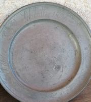 Assiette en étain fin avec bord décoré