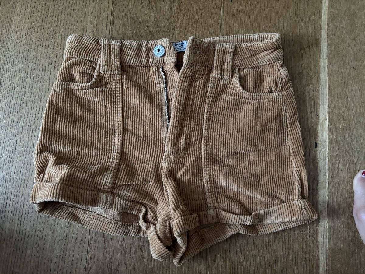 Bershka Pantalons: Cord Shorts – D'occasion à Würenlos par Ashley24