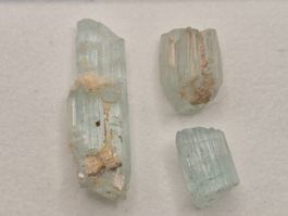 Lot Aquamarin roh total 12.7ct.