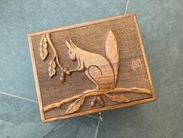 Wunderschön geschnitzte Holzschatulle mit Eichhörnchen-Motiv